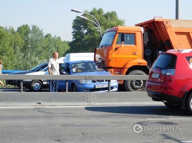 В Киеве КамАЗ и легковушка парализовали движение на правый берег