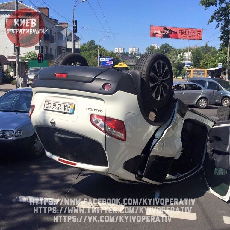 ДТП в Киеве: автомобиль перевернулся на крышу