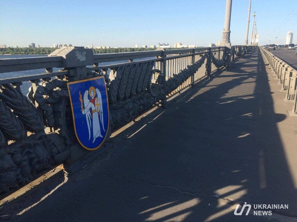 Декомунізація в Києві: на мосту Патона зникла одна з радянських зірок