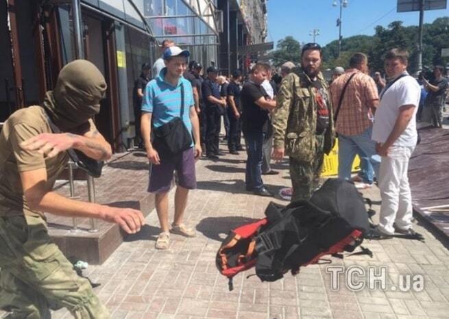 Возле Дома профсоюзов в Киеве подрались из-за демонтажа: опубликованы фото