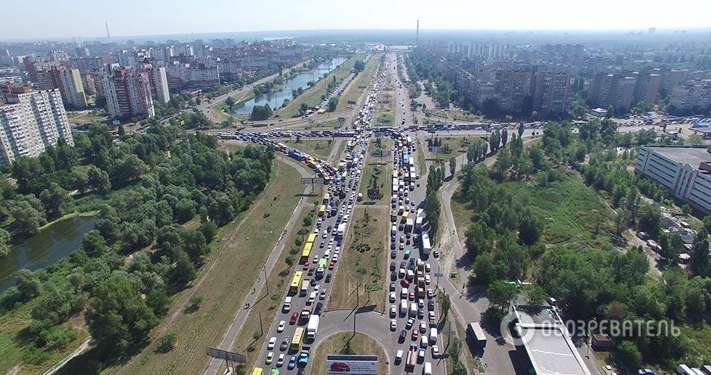 Рекордний затор на Троєщині: кілометри ранкового пекла на ексклюзивному відео з повітря 