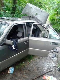 ЧП на Львовщине: трое мужчин погибли от взрыва в Mercedes. Фотофакт  