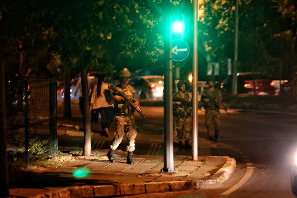 Спроба військового перевороту в Туреччині: всі подробиці, фото і відео