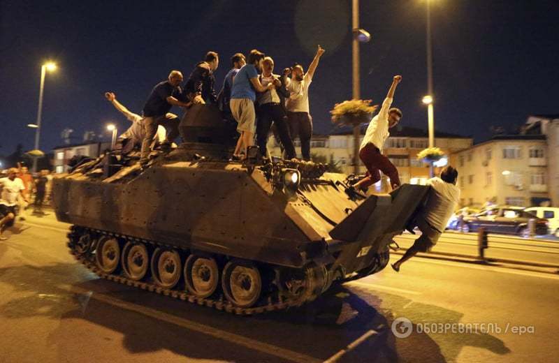 Спроба військового перевороту в Туреччині: всі подробиці, фото і відео