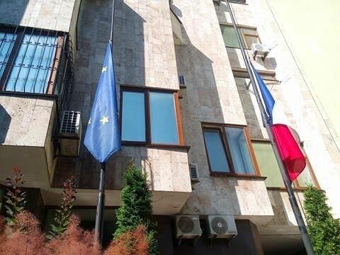 Теракт в Ницце: в Киеве несут цветы к посольству Франции