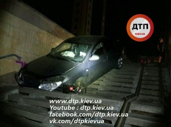 У Києві Hyundai влетіла у підземний перехід