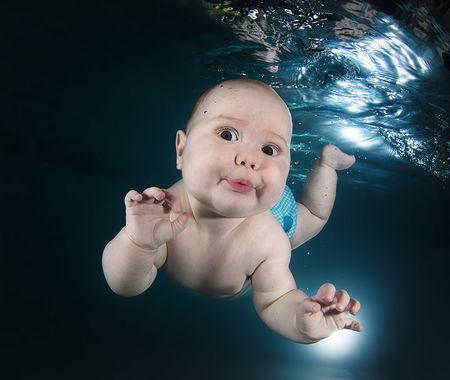 Дети ныряют под воду: веселые фотографии