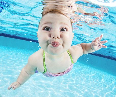 Дети ныряют под воду: веселые фотографии