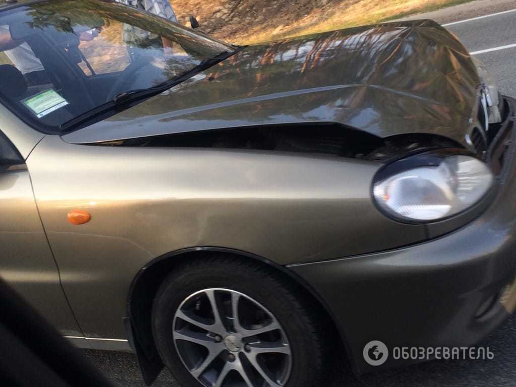 В Киеве водитель Daewoo Lanos устроил ДТП на Старообуховской трассе: фотофакт