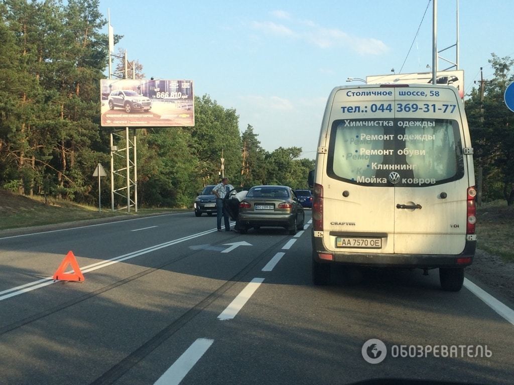 В Киеве водитель Daewoo Lanos устроил ДТП на Старообуховской трассе: фотофакт