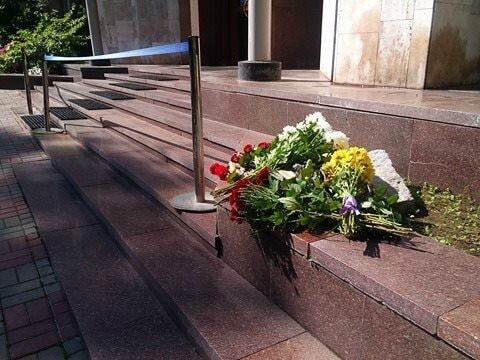 Теракт в Ницце: в Киеве несут цветы к посольству Франции