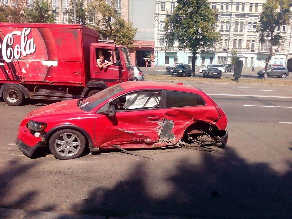 Масштабное ДТП в Киеве: сильно повреждены три машины, у одной оторвало колеса 