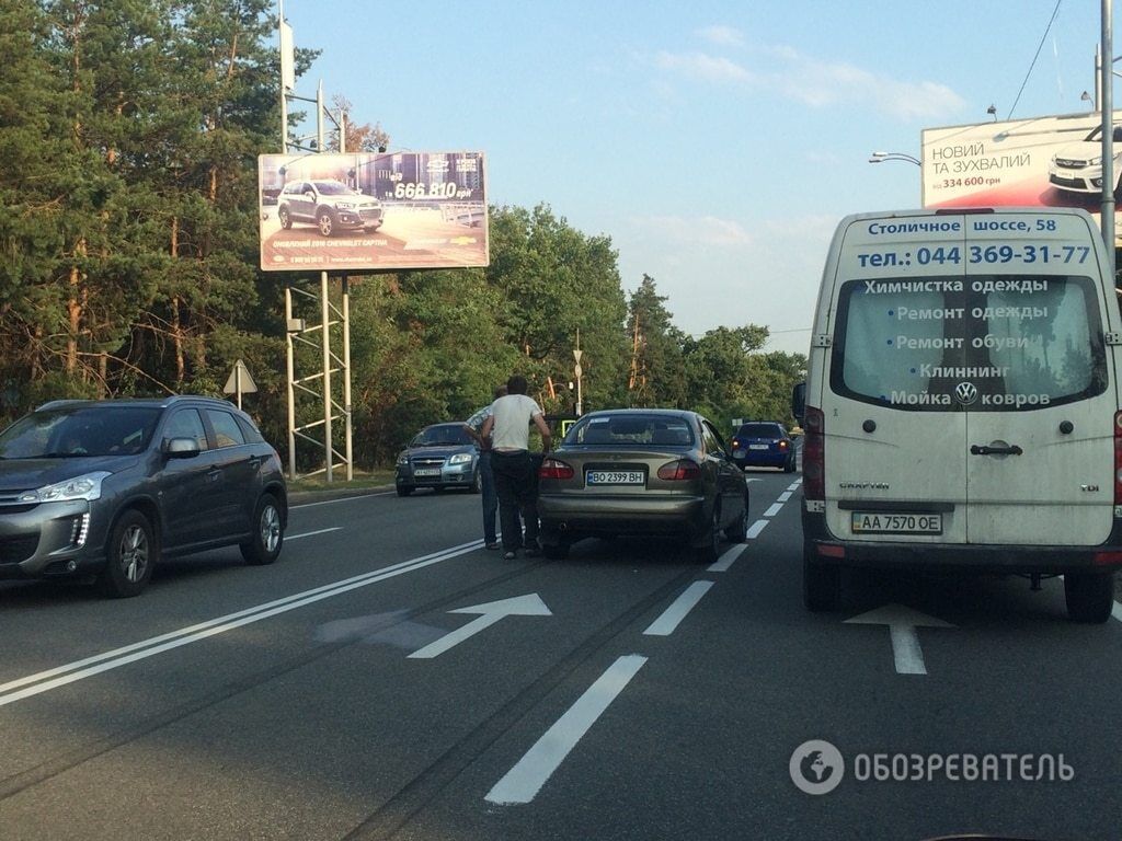 В Киеве водитель Daewoo Lanos устроил ДТП на Старообуховской трассе: фотофакт