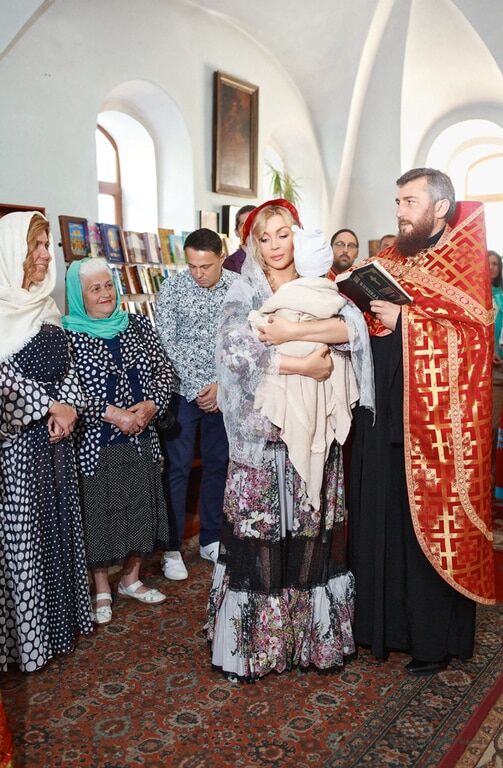 Ирина Билык впервые показала фотографии с крестин младшего сына