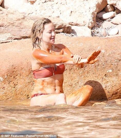 Кейт Хадсон в бикини измазалась в грязи во время отдыха на Ибице: опубликованы фото