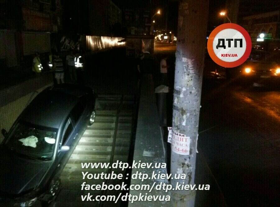 В Киеве Hyundai влетела в подземный переход: фотофакт
