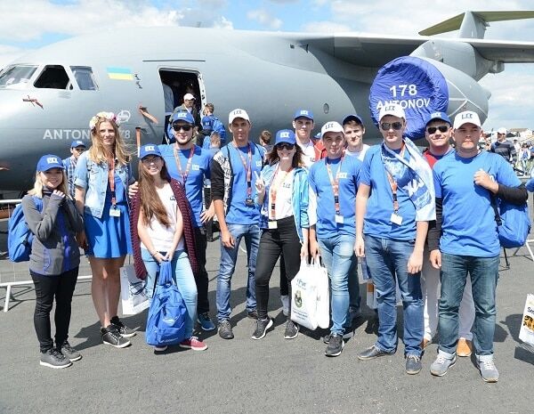 Сотня лучших молодых авиаторов Украины посетила престижный авиафорум Фарнборо в Лондоне