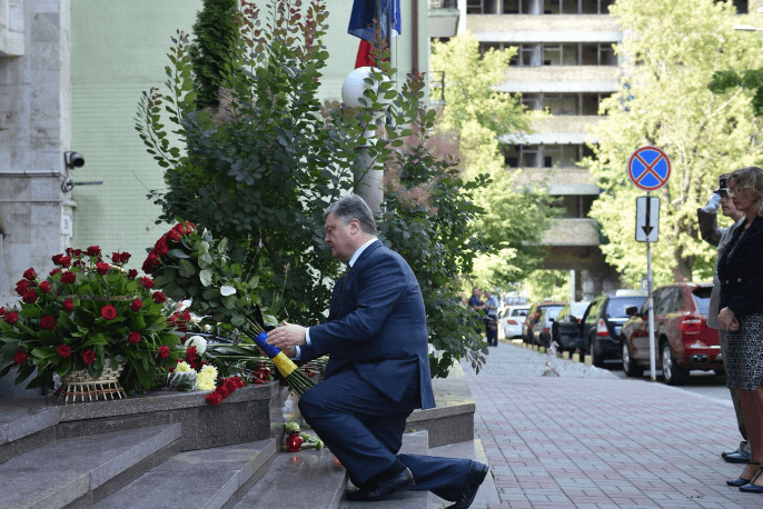 Порошенко став на коліна в пам'ять про жертв теракту в Ніцці