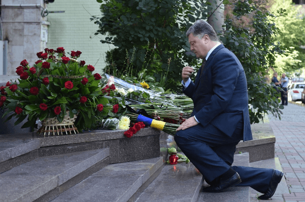Порошенко став на коліна в пам'ять про жертв теракту в Ніцці