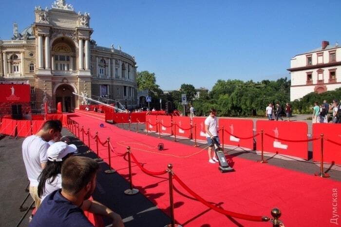 Звездный блеск на красной дорожке: открылся VII Одесский международный кинофестиваль