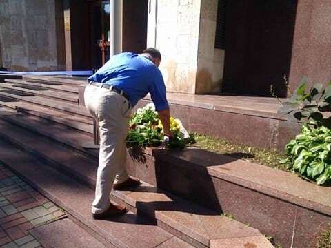 Теракт у Ніцці: у Києві несуть квіти до посольства Франції