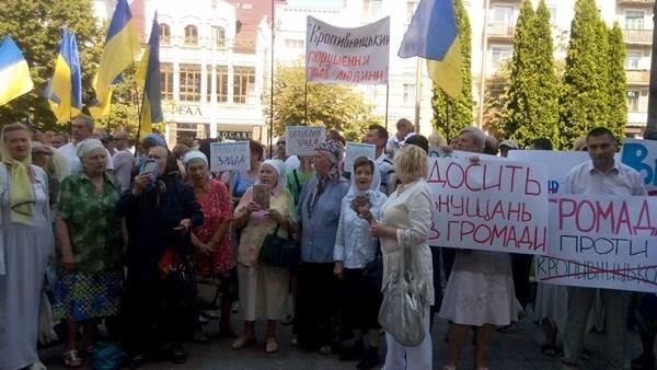 Завозили автобусами: у Кропивницькому сотні людей виступили проти перейменування