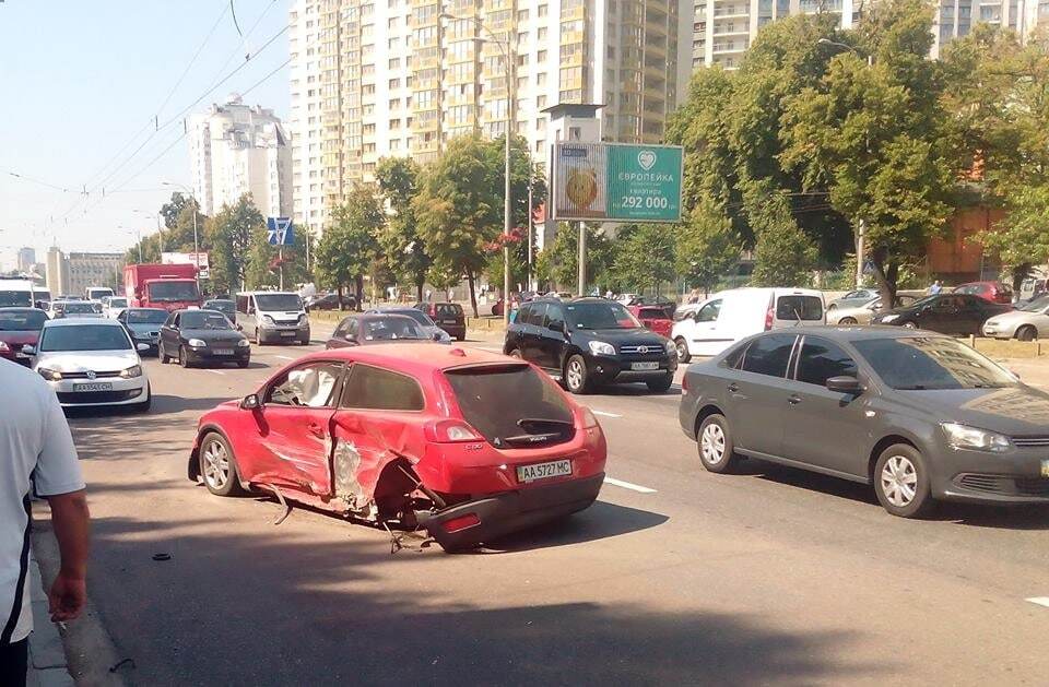 Масштабна ДТП у Києві: сильно пошкоджені три машини, в однієї відірвало колеса 