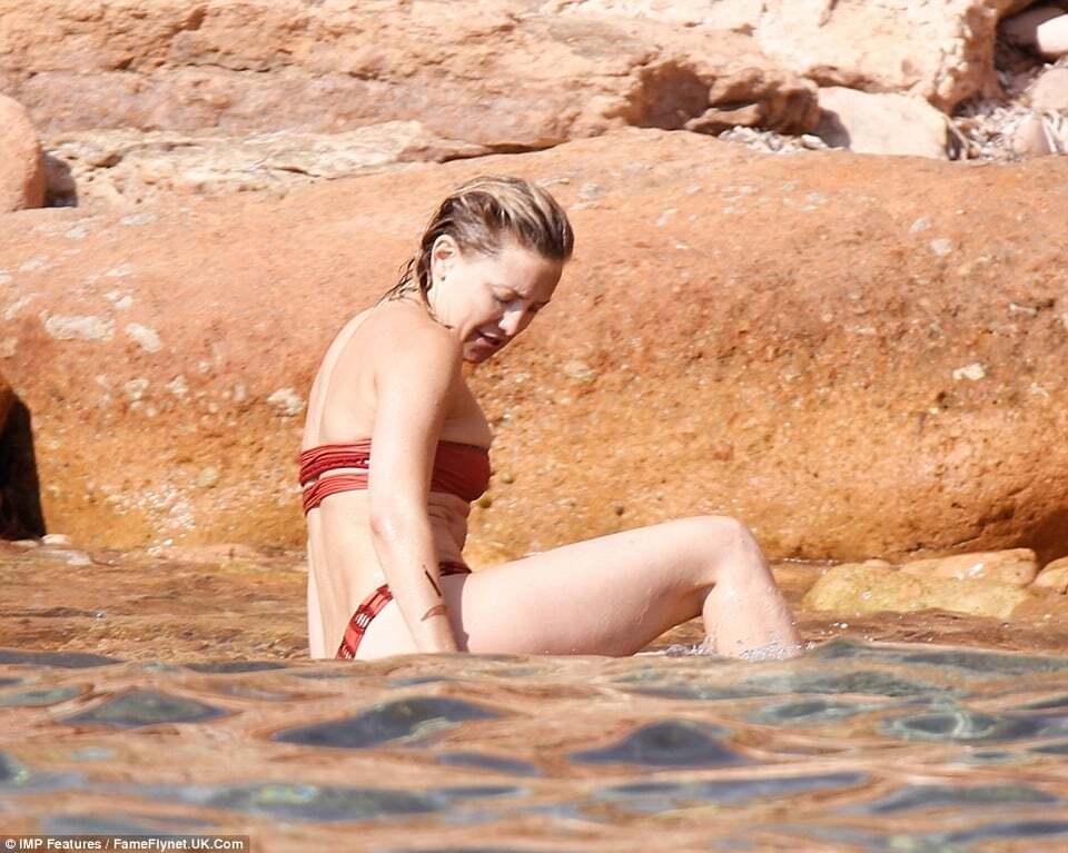 Кейт Хадсон в бикини измазалась в грязи во время отдыха на Ибице: опубликованы фото