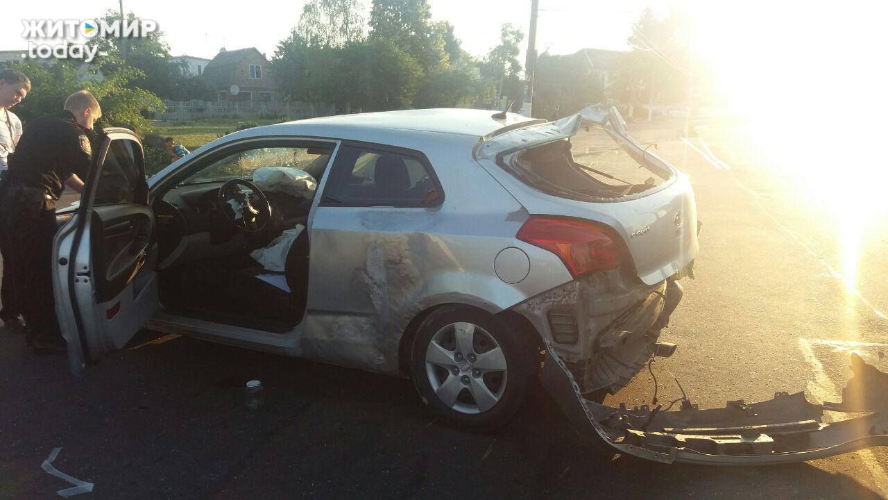 "Помахал корочкой": в Житомире водитель скрылся с места смертельного ДТП. Фото