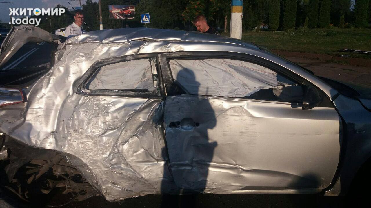 "Помахал корочкой": в Житомире водитель скрылся с места смертельного ДТП. Фото