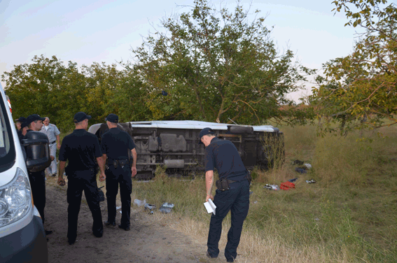 На Миколаївщині зіткнулися мікроавтобус і вантажівка: є загиблі, багато поранених