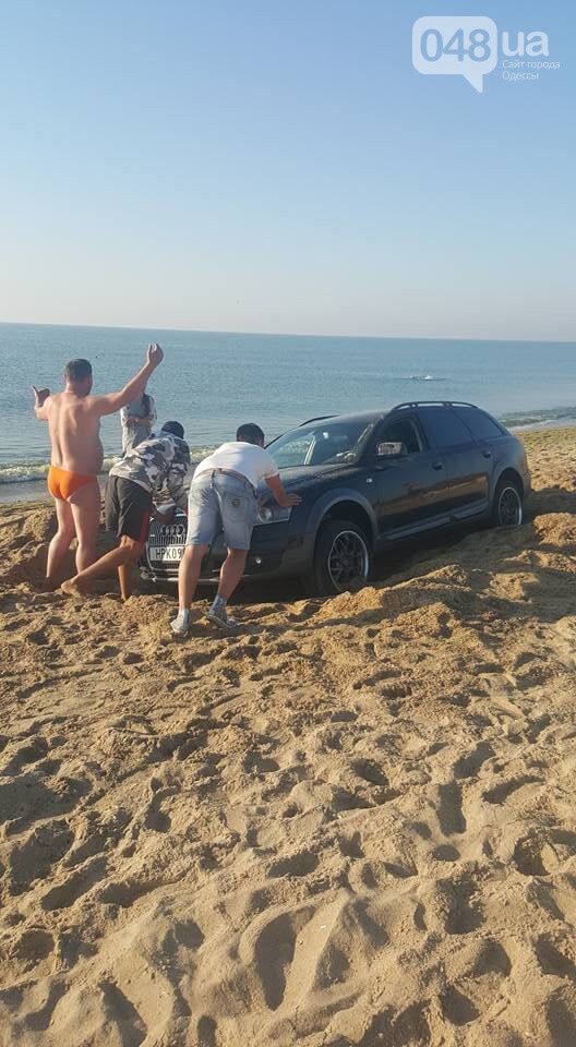 "Утро начинается с деби**в": на пляже Одесщины иностранцы откапывали свое авто. Фото