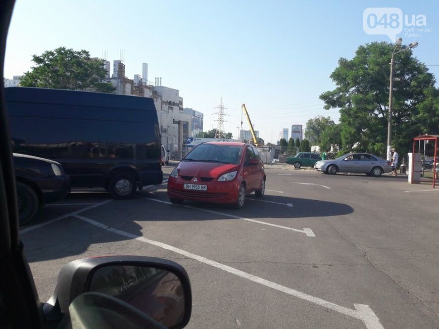 Нашествие автохамов: одесситы поделились фото "героев парковки"