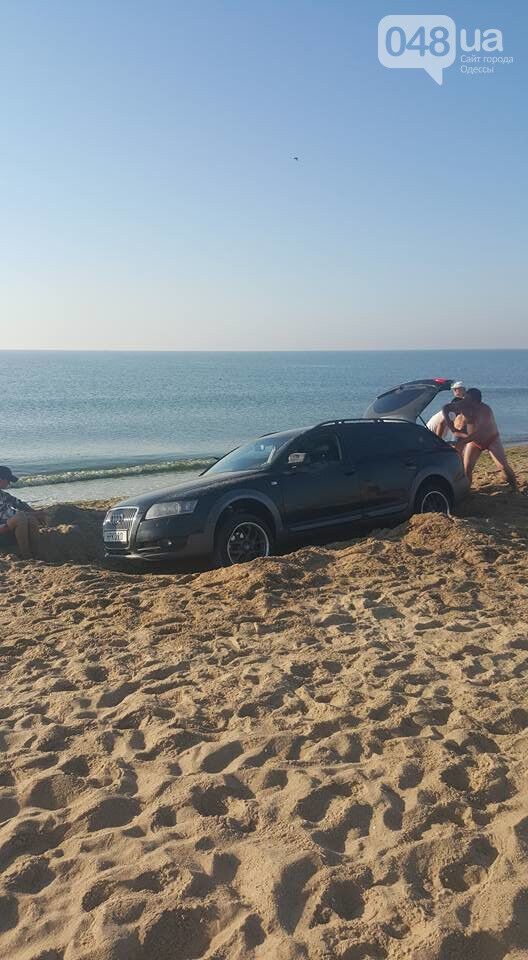 "Утро начинается с деби**в": на пляже Одесщины иностранцы откапывали свое авто. Фото