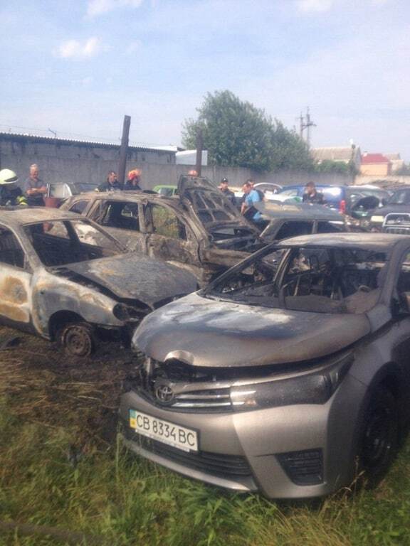 На Киевщине пожар уничтожил шесть автомобилей. Опубликованы фото