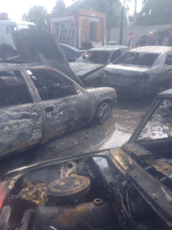 На Київщині пожежа знищила шість автомобілів