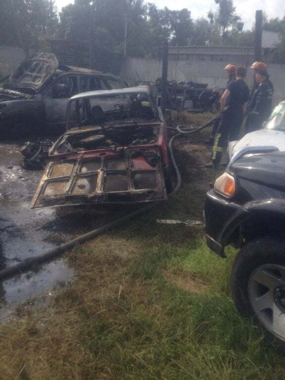 На Киевщине пожар уничтожил шесть автомобилей. Опубликованы фото