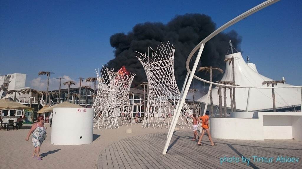 Огромные клубы дыма: в Крыму загорелось здание, где раньше проходил фестиваль "КаZантип". Опубликованы фото, видео