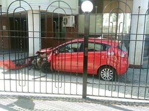 Был "под кайфом": в Харькове американец протаранил забор налоговой. Опубликованы фото