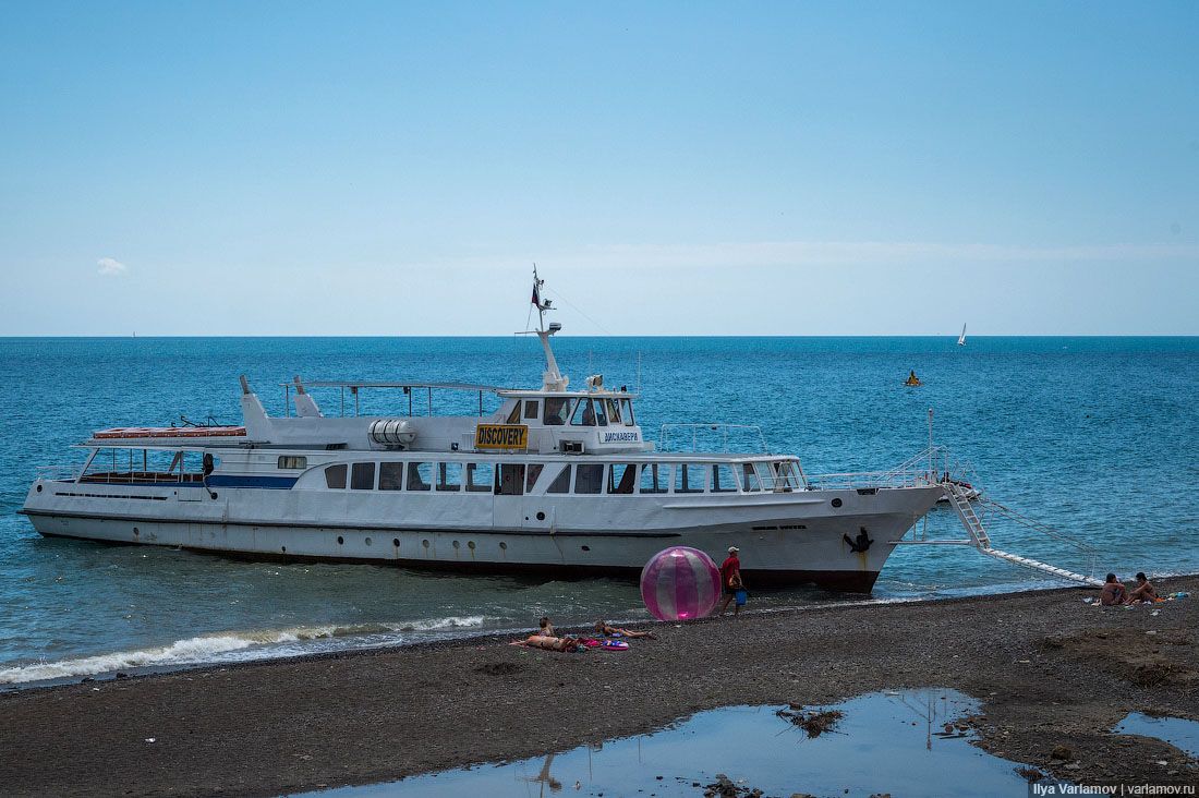 Рыбачье, Крым: давно пора снести это позорище!