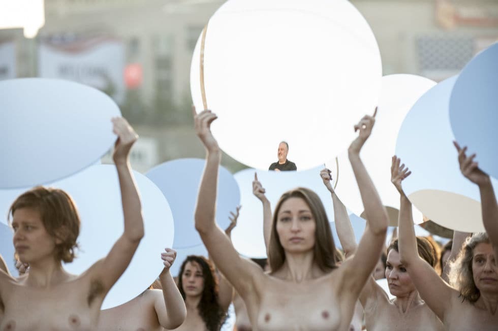 В США сто голых женщин приняли участие в акции против Трампа: фотофакт