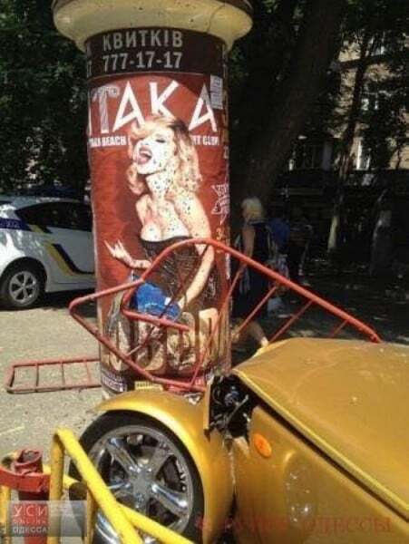В Одессе золотой ретро-кабриолет врезался в "Лободу": фотофакт