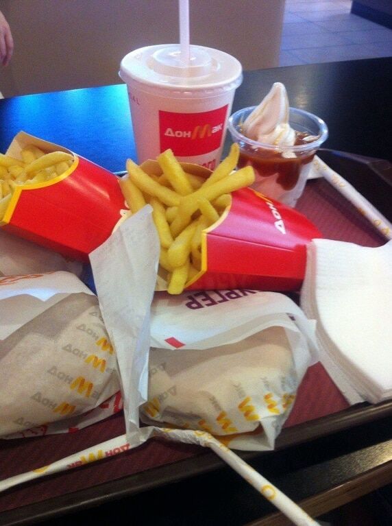 Наминают "вражеские" бургеры за обе щеки: в сети появились фото из "ДонМака"