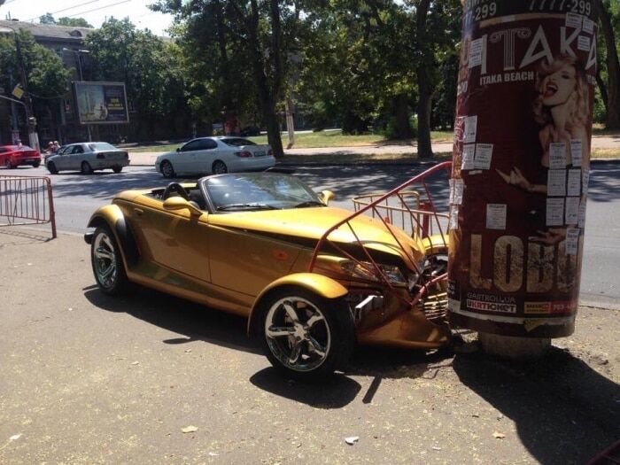 В Одесі золотий ретро-кабріолет врізався в "Лободу"