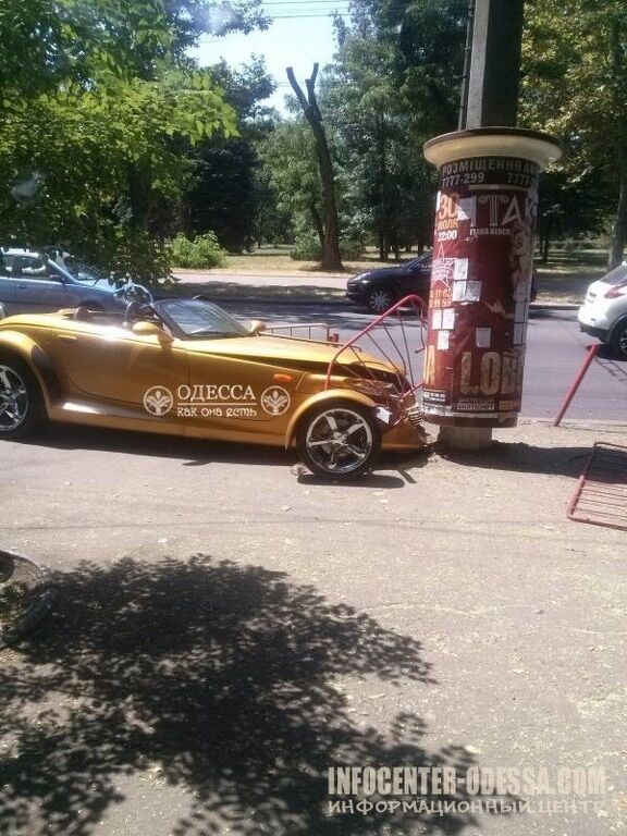 В Одессе сын экс-депутата врезался в столб на "золотом" Chrysler. Фото