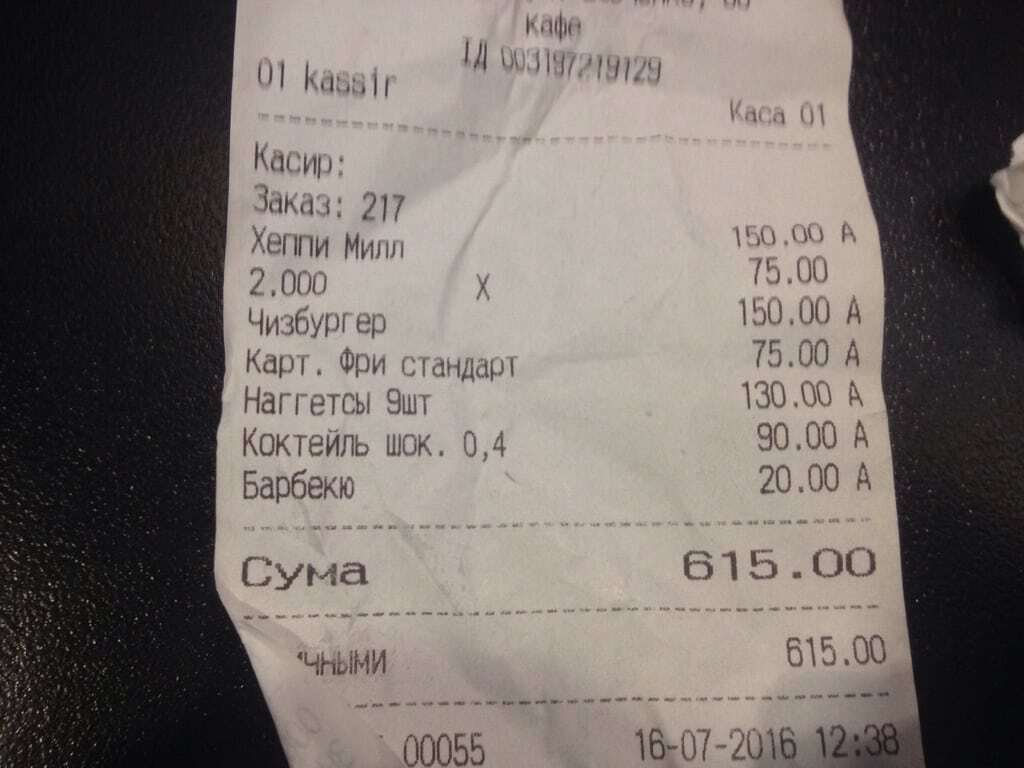 Наминают "вражеские" бургеры за обе щеки: в сети появились фото из "ДонМака"