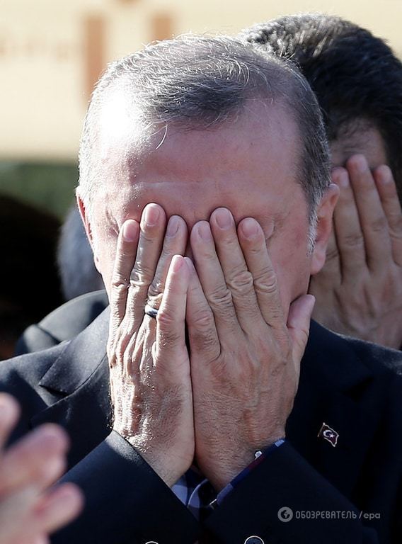 Эрдоган расплакался на похоронах погибшего соратника: фото- и видеофакт