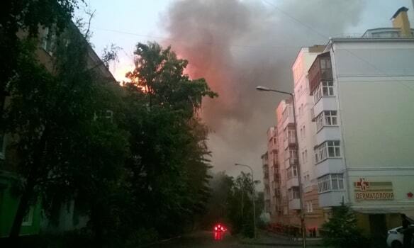 Ймовірно, удар блискавки: в центрі Полтави зайнялася п'ятиповерхівка