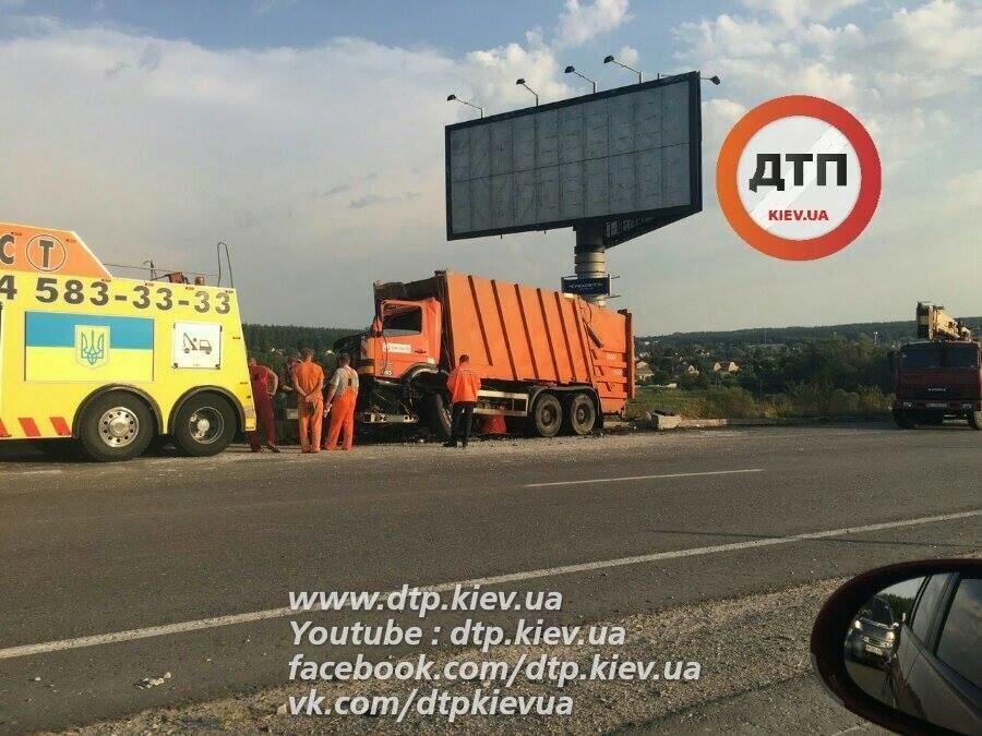 Под Киевом мусоровоз врезался в фуру. Опубликованы фото