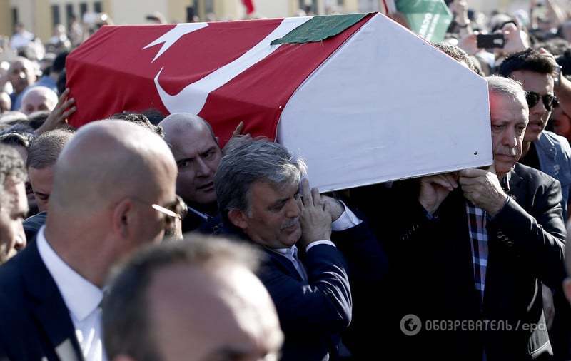 Ердоган розплакався на похоронах загиблого соратника: фото- і відеофакт